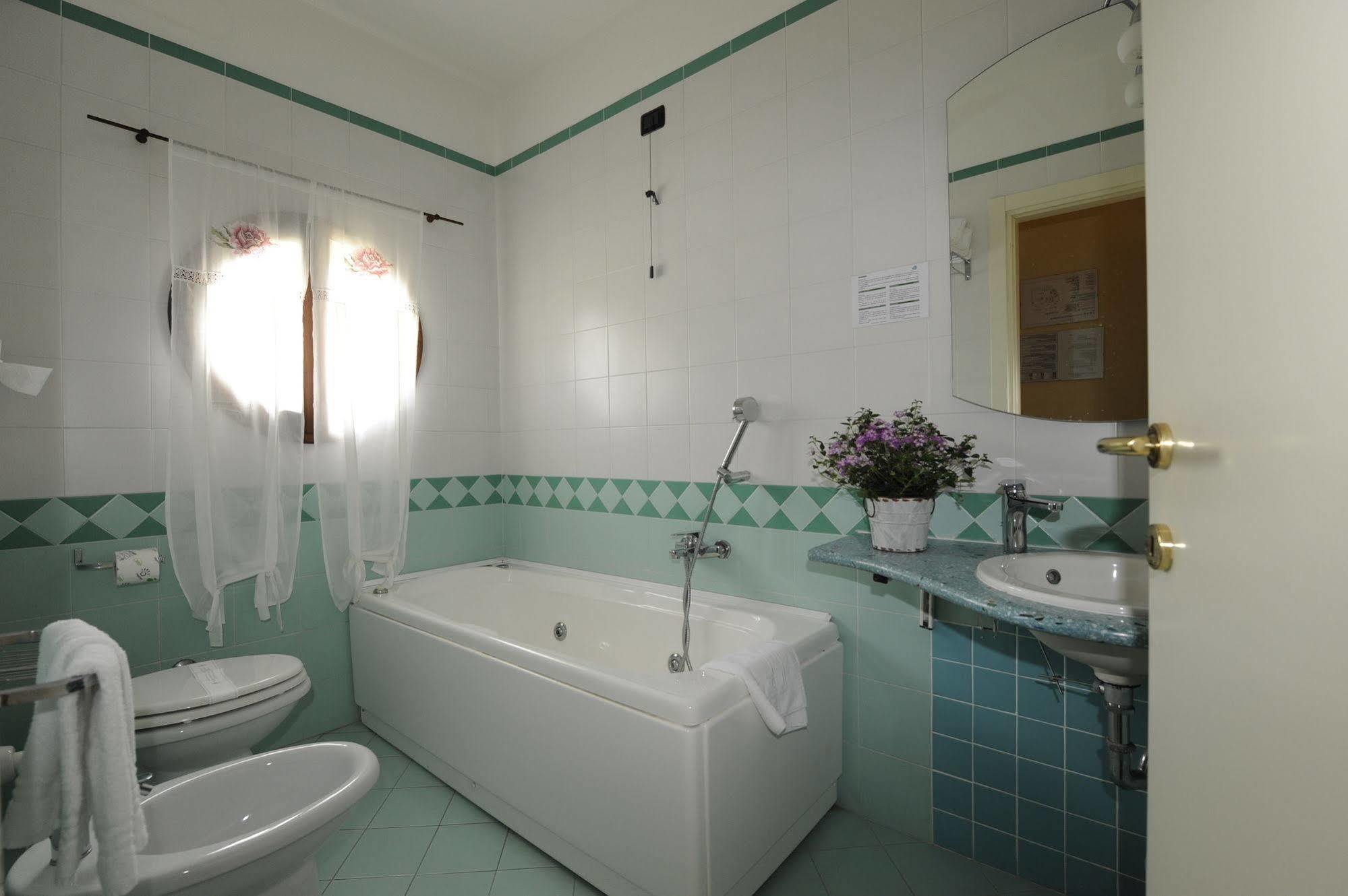 Hotel Sextum Bientina Bagian luar foto