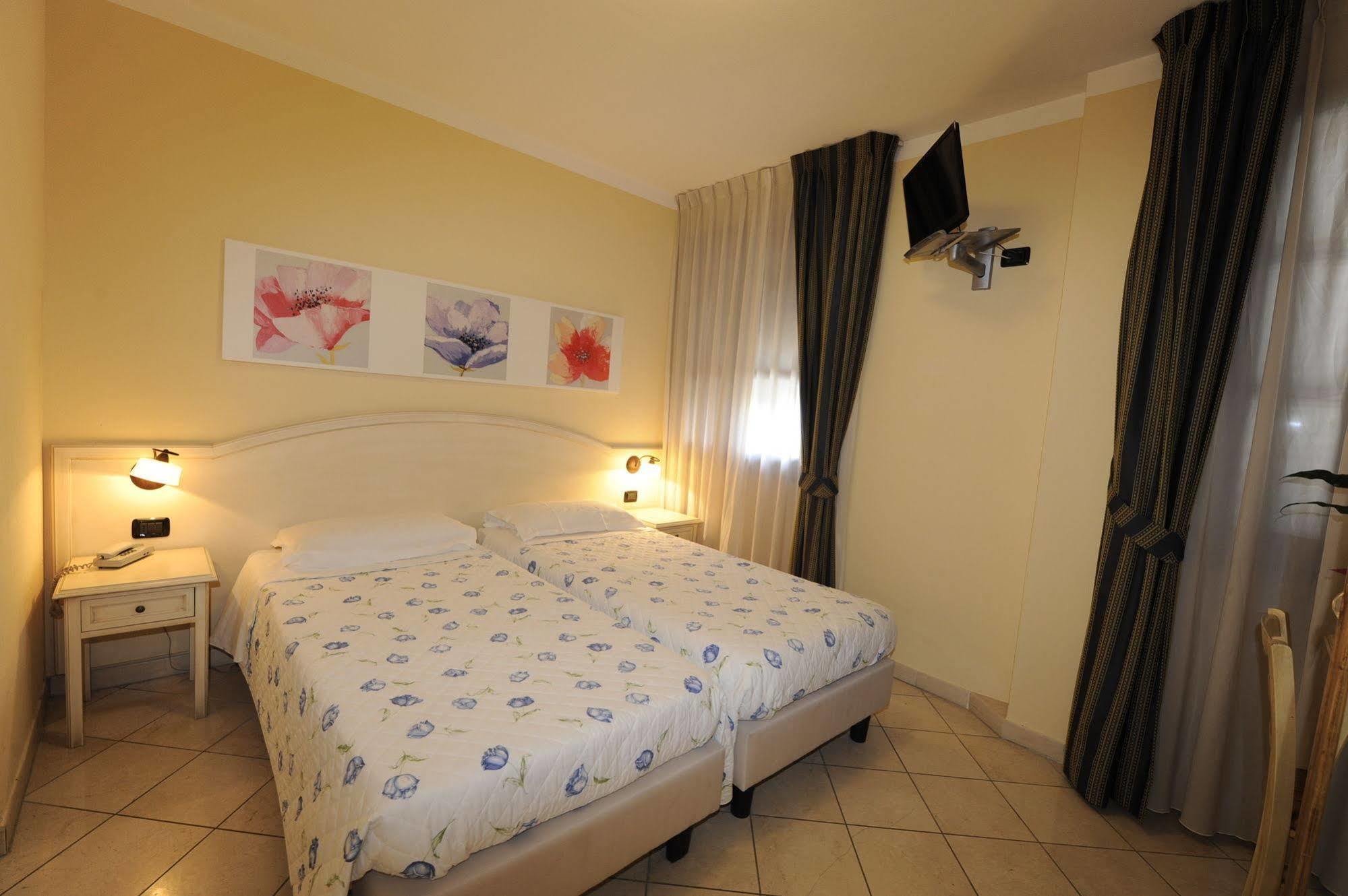 Hotel Sextum Bientina Bagian luar foto